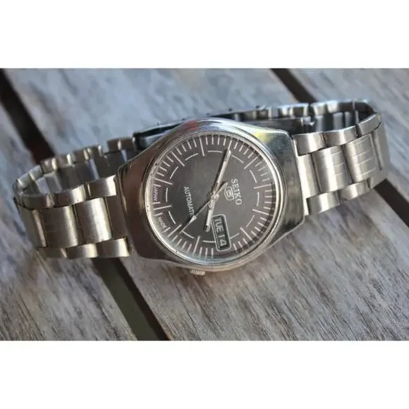 Vintage 1974 Seiko Automatic Mens Silver Watch W/daydate & Black accents - Picture 3 of 5